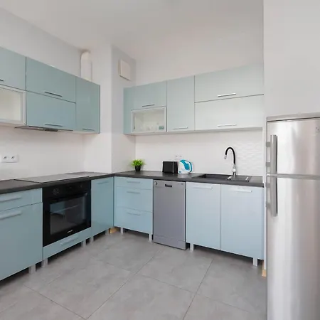 Lägenhet Bright & Functional With Parking And Balcony By Renters *